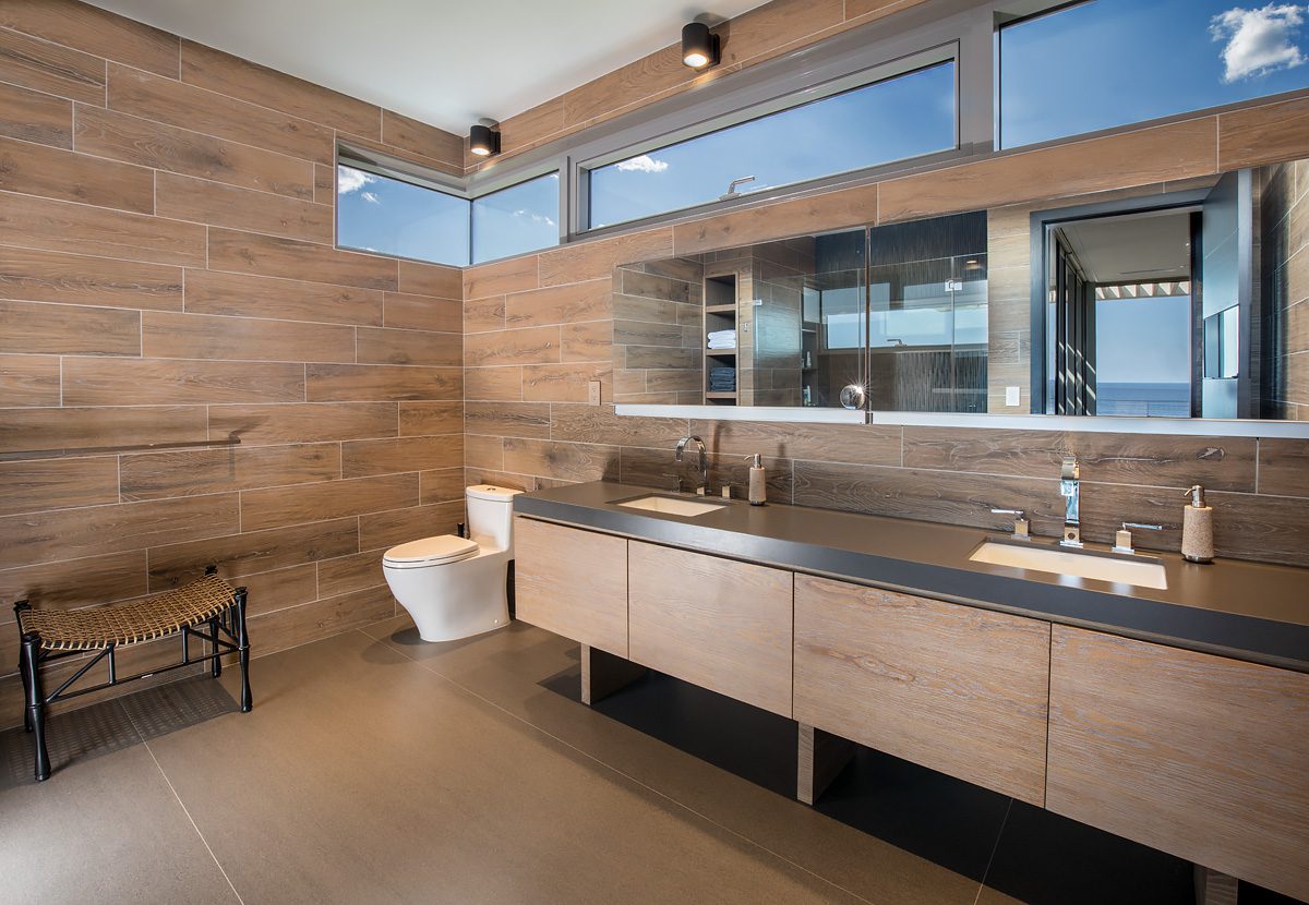 A bathroom with a sink and a toilet.